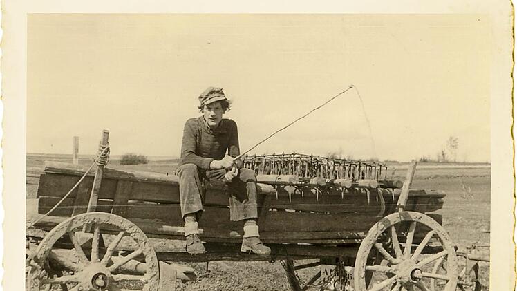 So sieht Lässigkeit aus: Hermann Lang auf einem Holzkarren. Das Foto entstand Anfang der 1950er-Jahre. Die Landwirtschaft war rund um Gerach in der Vergangenheit nur schwer möglich. "Es gab schon Bauern, aber der Großteil der Menschen war arm, die meisten haben in der Ziegelei gearbeitet", sagt Bürgermeister Gerhard Ellner.  Foto: privat