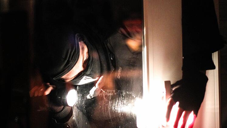 Ein Mann brach in eine Wohnung ein und wurde von der Anwohnerin überrascht. Sei entdeckte ihn im Schlafzimmer. Symbolfoto: Christopher Schulz
