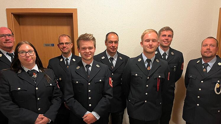 Ehrungen und Bef&ouml;rderungen standen bei der Feuerwehr an: (von links) B&uuml;rgermeister Dieter Muth, Cecile Schumm, Michael Greger, Michael Baus, Stefan Bolz, Michael Morschh&auml;user, Johannes H&uuml;fner und Holger B&ouml;rner. Foto: Jonas Jehn