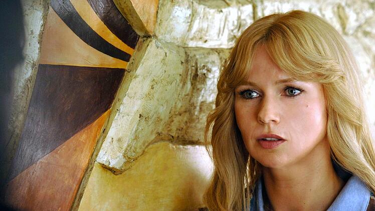 Im Zweiteiler "Die Frau vom Checkpoint Charlie" (2007) spielt Sara Bender, eine Mutter die aus dem Westen versucht, ihre beiden T&ouml;chter aus der DDR zu befreien. F&uuml;r diese Rolle bekam Ferres den Deutschen Fernsehpreis als Beste Schauspielerin.