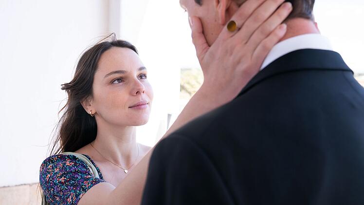 Soraia (Filipa Areosa), Schwester seiner Kollegin, und Leander (Jan Krauter) haben Gefühle füreinander.