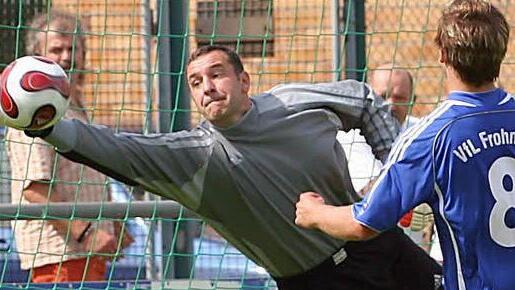 Alexander Weber stand 15 Jahre lang im Kasten des VfL Frohnlach. Nach  dem Rücktritt von Dieter Kurth ist der 41-Jährige vom Co-Trainer zum Interimscoach aufgestiegen. - Im Hintergrund Fußball-Abteilungsleiter Michael Werner, der derzeit fieberhaft mit seinen Vorstandskollegen einen neuen Cheftrainer sucht. Foto: Archiv