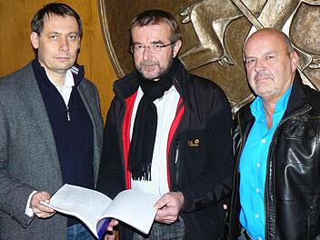 Alwin Geyer vom Bund Naturschutz (Mitte) übergibt die Unterstützer-Unterschriften für das Bürgerbegehren "Lindenallee Bahnhofstraße"  an Bürgermeister Roland Wolfrum (links); mit im Bild Knud Espig von ProStadtsteinach.  Foto: Klaus-Peter Wulf