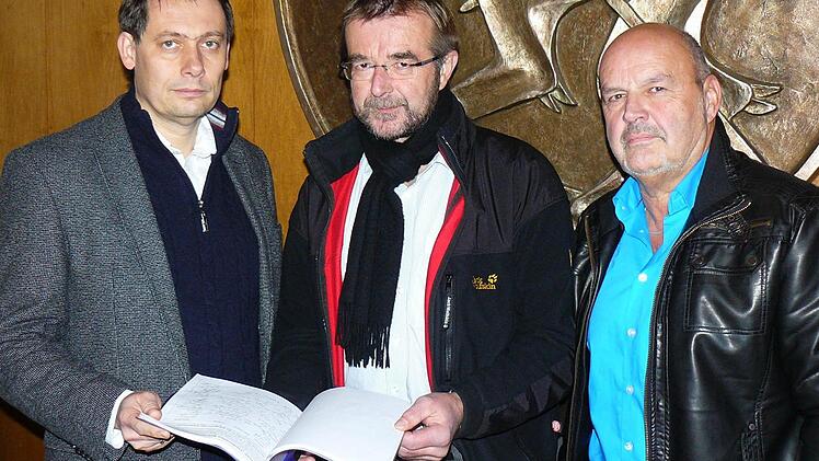 Alwin Geyer vom Bund Naturschutz (Mitte) übergibt die Unterstützer-Unterschriften für das Bürgerbegehren "Lindenallee Bahnhofstraße"  an Bürgermeister Roland Wolfrum (links); mit im Bild Knud Espig von ProStadtsteinach.  Foto: Klaus-Peter Wulf