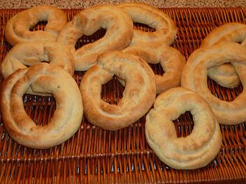 Eierweck ist ein traditionelles Neujahrsgebäck aus Hefeteig, das im Backofen herausgebacken wird.