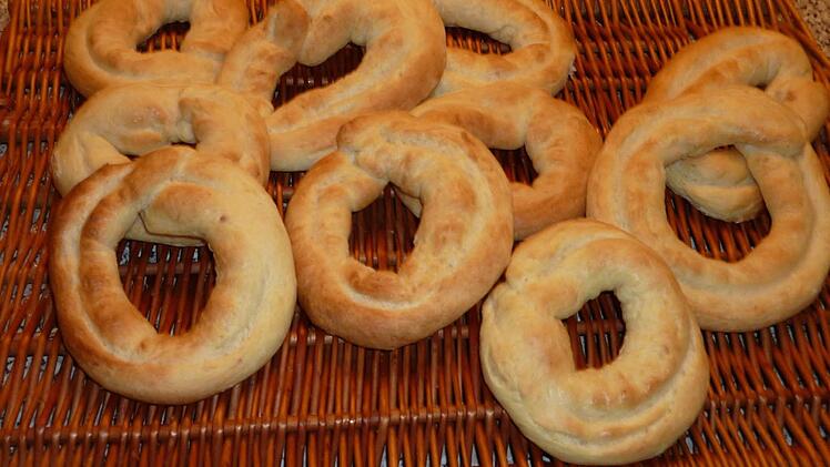 Eierweck ist ein traditionelles Neujahrsgebäck aus Hefeteig, das im Backofen herausgebacken wird.