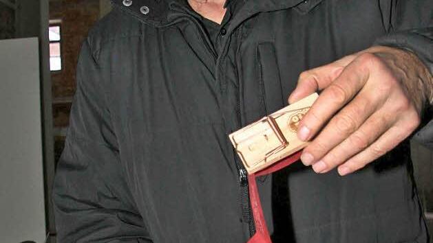 Weihnachtsgeschenk für Menschen, die schon alles haben, gesucht? Wie wäre es mit einer literarischen Mausefalle mit Gedichten in Haiku-Form von Ingo Cesaro. Sie funktioniert übrigens nicht nur bei Mäusen.