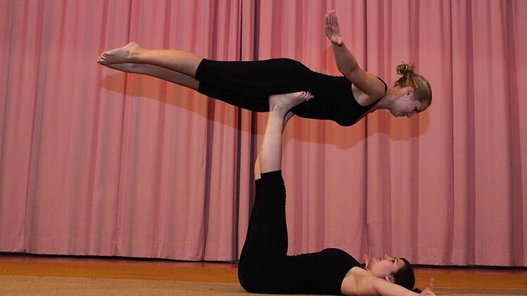 Katharina Fuchs und Ulrike Abersfelder vom TV Bad Brückenau zeigen im Showteil Turnakrobatik.