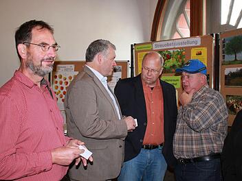 BN-Ortsvorsitzender Harald Amon mit Bürgermeister Jürgen Hennemann (SPD) sowie den Stadträten Thomas Limpert (Freie Wähler) und Klaus Schineller (EAL) - von links bei der Eröffnung des Apfelmarktes.  Foto: Katahrina Becht