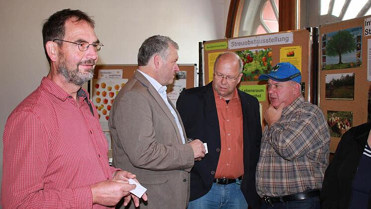 BN-Ortsvorsitzender Harald Amon mit Bürgermeister Jürgen Hennemann (SPD) sowie den Stadträten Thomas Limpert (Freie Wähler) und Klaus Schineller (EAL) - von links bei der Eröffnung des Apfelmarktes.  Foto: Katahrina Becht