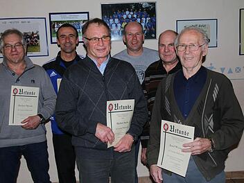 (Vorn v. l.): Herbert Sachs (60) und Josef Weingart (70); (hinten v. l.): Herbert Morath (40), Jürgen Schneider (25 Jahre / 700 Spiele), Uwe Bindrum (25) und Harald Schneid (40). Fotos: Gerd Schaar