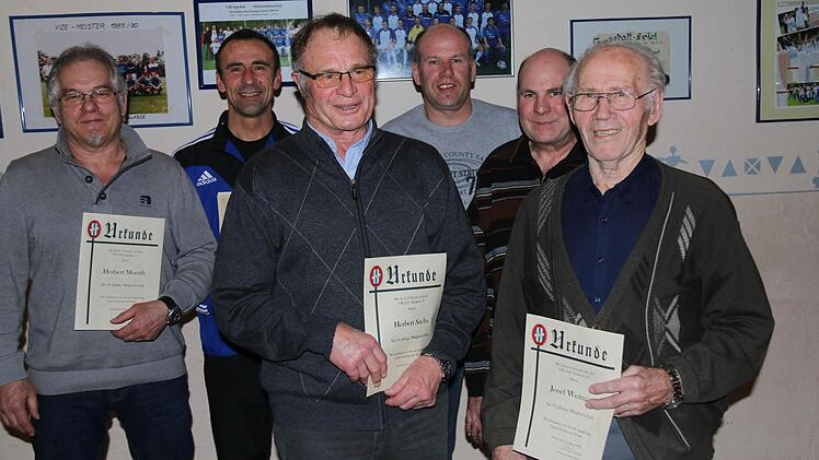(Vorn v. l.): Herbert Sachs (60) und Josef Weingart (70); (hinten v. l.): Herbert Morath (40), Jürgen Schneider (25 Jahre / 700 Spiele), Uwe Bindrum (25) und Harald Schneid (40). Fotos: Gerd Schaar