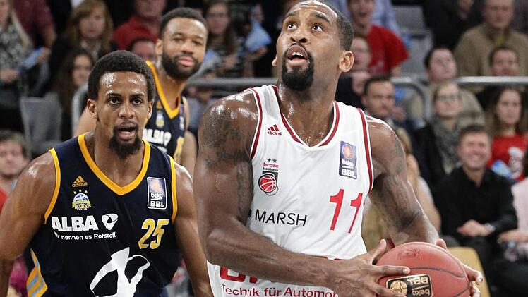 Brad Wanamaker (mit Ball) lässt Cliff Hammonds, den besten Verteidiger der Liga, stehen und erzielt zwei Punkte. Fotos: sportpress