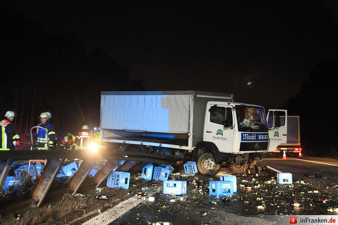 Bierkästen auf A73: Lastwagen durchbricht Mittelschutzleitplanke