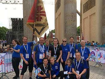 Ein Teil der Delegation vor dem Festzug unter dem ehrwürdigen Brandenburger Tor.  Foto: Thomas Dill