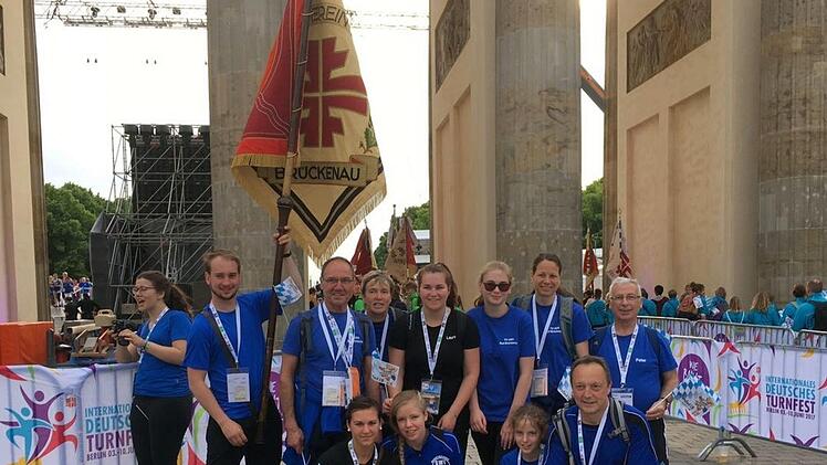 Ein Teil der Delegation vor dem Festzug unter dem ehrwürdigen Brandenburger Tor.  Foto: Thomas Dill