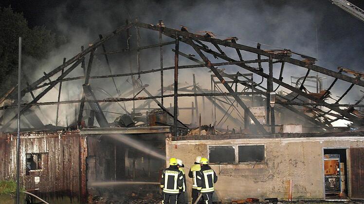 Rund 120 Feuerwehrleute aus dem Landkreis bekämpften am Abend einen Scheunenbrand in Hegnabrunn.  Foto: Peter Müller