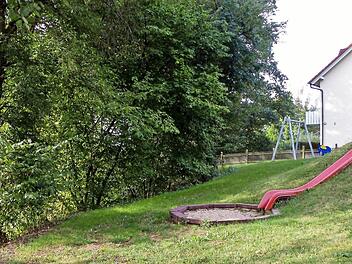 Der Gemeinderat beschloss den Bau eines Zauns entlang des Grabens an der südlichen Grenze des Spielplatzes "Am Hang" . Fotos: Christian Ziegler