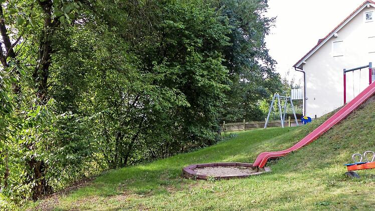Der Gemeinderat beschloss den Bau eines Zauns entlang des Grabens an der südlichen Grenze des Spielplatzes "Am Hang" . Fotos: Christian Ziegler
