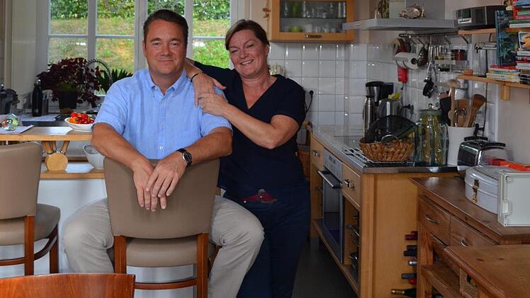 Til Clemens und Sandra Krämer: Die einstige Wartehalle des ehemaligen Bahnhofsgebäudes in Großheirath ist jetzt ihre Küche mit "Wow"-Effekt.Gabi Bertram