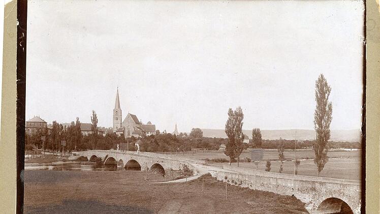Historische Aufnahmen zeigen, dass früher die Marien- und eine Nepomuk-Figur auf der Saale-Brücke standen. Foto: Archiv Kirchner