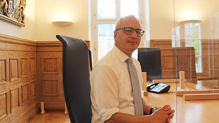 Wie unschwer zu erkennen, befindet sich der Richtertisch derzeit hinter einer Glasvorrichtung. Das gilt auch für die Tische der Staatsanwaltschaft und der Verteidigung. Im Bild Amtsgerichtsdirektor Matthias Huber, für Fotozwecke gerade ohne Robe
