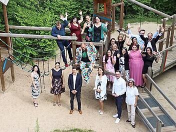 Als Vertreterin der Lebenshilfe Erlangen-H&ouml;chstadt gratulierte Personalleiterin Susanna H&uuml;ser (vorne, 3.v.r.) den staatlich gepr&uuml;ften Heilerziehungspfleger*innen. (Foto: GGSD)