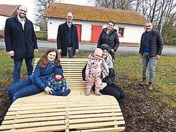 Bei der Übergabe von links: der Technische Leiter von ASK, Udo Ewert, ASK-Geschäftsführer Florian Schneider, Spielplatzbeauftragte und Gemeinderätin Anette Balzar-Mohr sowie Bürgermeister Alexander Wunderlich. Sitzend die beiden Mädchen Ina und Luci Amalia mit ihren Müttern