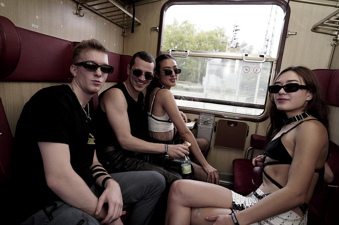 Party im Zug - Raver*innen tanzen zu Techno-Beats