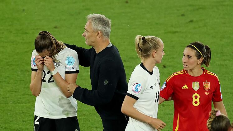 Christian Wück musste seine Spielerinnen nach der Niederlage gegen Spanien trösten.