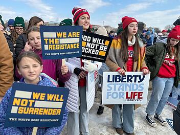 Eine gern gesehene Demonstration in den USA unter Trump: Aktivistinnen der Gruppe "The White Rose Resistance" stellen Abtreibung in den Kontext des Holocaust und sich selbst in die Tradition der NS-Widerstandskämpfer der Weißen Rose.