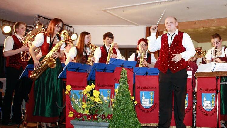 Mit "Nessaja" war das Finale bunt und überzeugend, der Musikverein stand für sein Publikum, in der Mitte der für das musikalische Programm Verantwortliche und Dirigent des Musikvereins Steinbach, Jens Vetter, mit dem schwingenden Taktstock.