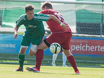 Neudrossenfeld Torjäger Kevin Diwersi, der hier seinen Gegenspieler Aljoscha Schmierstein vom ASV Vach tunnelt, ist wieder aus dem Urlaub zurück. Ob er am Mittwoch im Pokal gegen Forchheim spielt, ist noch nicht ausgemacht. Foto: Alexander Muck