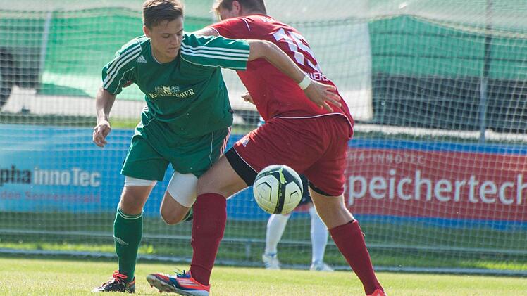 Neudrossenfeld Torjäger Kevin Diwersi, der hier seinen Gegenspieler Aljoscha Schmierstein vom ASV Vach tunnelt, ist wieder aus dem Urlaub zurück. Ob er am Mittwoch im Pokal gegen Forchheim spielt, ist noch nicht ausgemacht. Foto: Alexander Muck