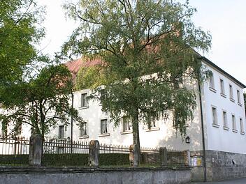 Im hinteren Teil dieses Gebäudes befindet sich die Kirche. Foto: Evi Seeger