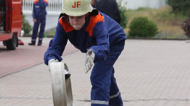 Die Jungfeuerwehrler mussten bei der Leistungsprüfung unter anderem einen doppelt gerollten C-Schlauch auswerfen. Das sieht leichter aus, als es ist. Foto: Arnold Nöth