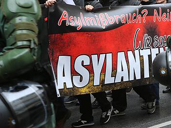 Ein Großaufgebot an Polizisten schützte vor einem Jahr die Rechtsextremen bei ihrem Zug durch Bamberg. Foto: Barbara Herbst