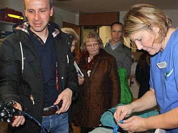 Keine Angst vor der Medizintechnik: Krankenschwester Heike Breitenstein (rechts) informiert die Besucher über ihre Arbeit. Michael Wölfel (links) schaut sich die Geräte genau an. Foto: Veronika Schadeck