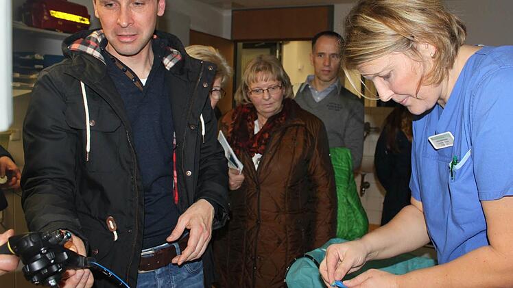 Keine Angst vor der Medizintechnik: Krankenschwester Heike Breitenstein (rechts) informiert die Besucher über ihre Arbeit. Michael Wölfel (links) schaut sich die Geräte genau an. Foto: Veronika Schadeck