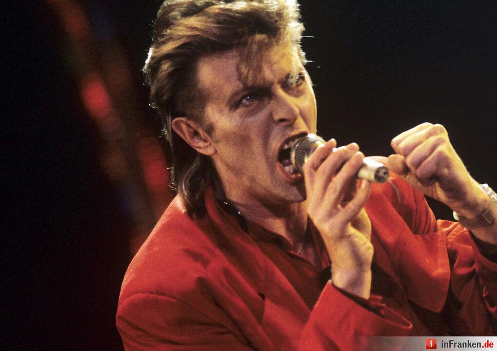 Rockmusiker David Bowie während seines Auftritts beim Festival «Rock am Ring» auf dem Nürburgring am 07.06.1987. Foto: Harald Menk/dpa