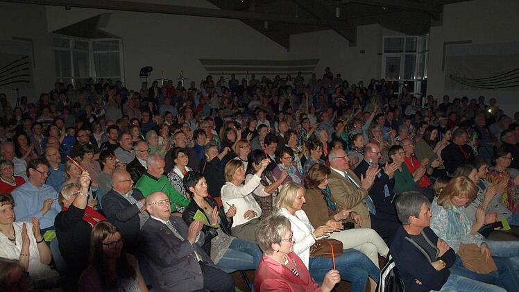 Der Saal des Rudolf-Winkler-Hauses schien aus allen Nähten zu platzen. Es mussten noch Stühle herbeigeschafft werden,