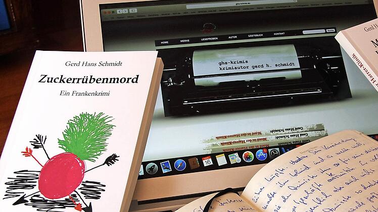Wie früher: Den "Mord in der Harrer-Klinik" beschrieb Gerd Hans Schmidt handschriftlich in einem Notizbuch. Den "Zuckerrübenmord" verfasste er schon per Laptop.  Fotos: Diana Fuchs
