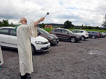 Pfarrer Stefan Hartmann erbat in Waldfenster Gottes Segen fpür die Fahrzeuge. Foto: Peter Rauch