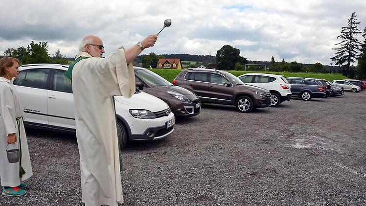 Pfarrer Stefan Hartmann erbat in Waldfenster Gottes Segen fpür die Fahrzeuge. Foto: Peter Rauch