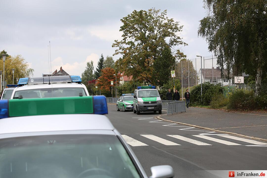 15-Jaehriger Schüler drohte Gewaltverbrechen an - Grosseinsatz der Polizei in Selb - Schule stundenlang abgeriegelt