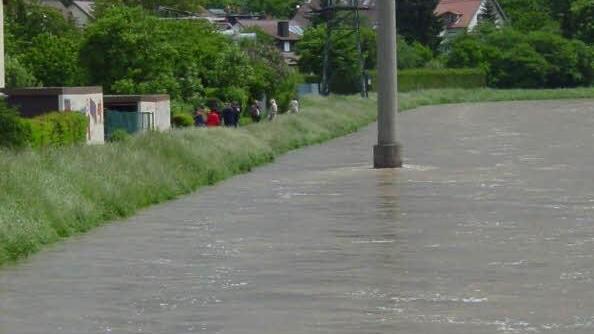 Beim Hochwasser im Mai 2006 lief die Flutmulde bis zur Dammkrone voll. Foto: Feuerwehr Kulmbach