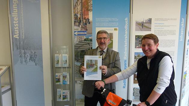 Die Ausstellung richte sich an alle interessierten Radfahrer, wie Marita Nehrung von der Arge ÖPNV und Landrat Michael Busch wissen ließen. Foto: Lothar Weidner