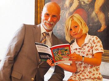 Oberb&uuml;rgermeister Kay Blankenburg gratulierte der Siegerin des Malwettbewerbs der Stadtjugendarbeit Coco Beer im Trausaal des Rathauses.  Foto: Mario Selzer