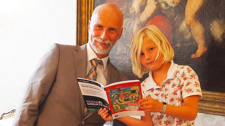 Oberb&uuml;rgermeister Kay Blankenburg gratulierte der Siegerin des Malwettbewerbs der Stadtjugendarbeit Coco Beer im Trausaal des Rathauses.  Foto: Mario Selzer
