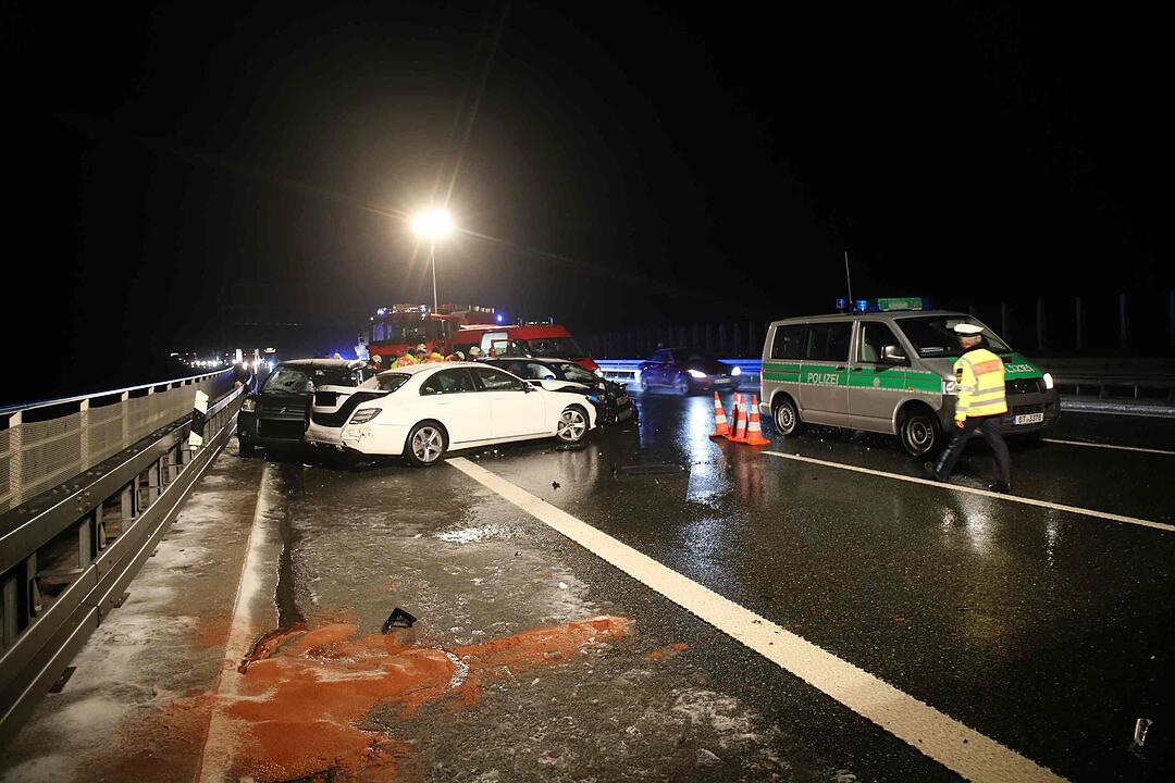 Tödlicher Unfall auf A9: Autos krachen  in Unfallstelle – Mann von Brücke geschleudert